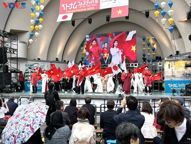 Largest annual Vietnam Festival opens in Japan, featuring 100 stalls - ảnh 1
