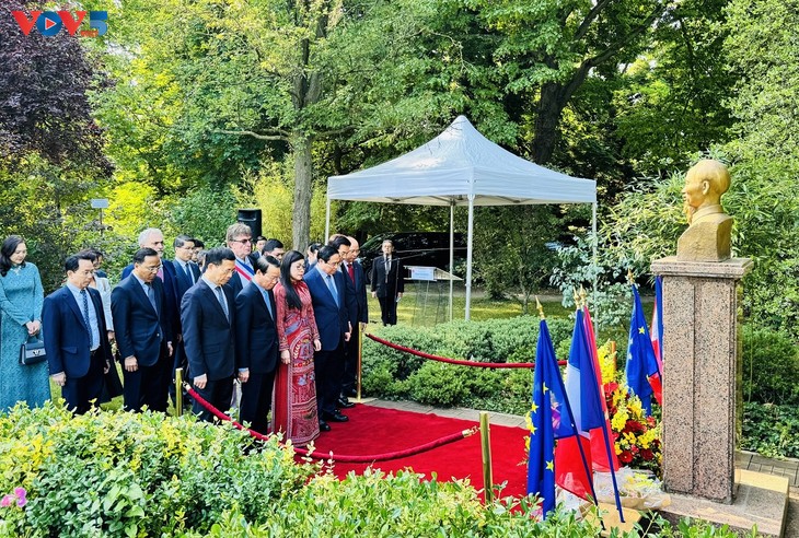 PM lays wreath at memorial site of President Ho Chi Minh in France’s Montreuil - ảnh 1