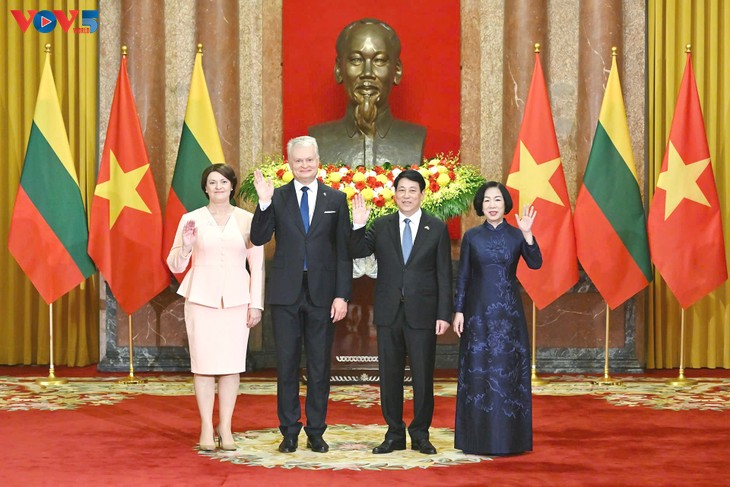 Welcoming ceremony for President of Lithuania in Hanoi  - ảnh 1