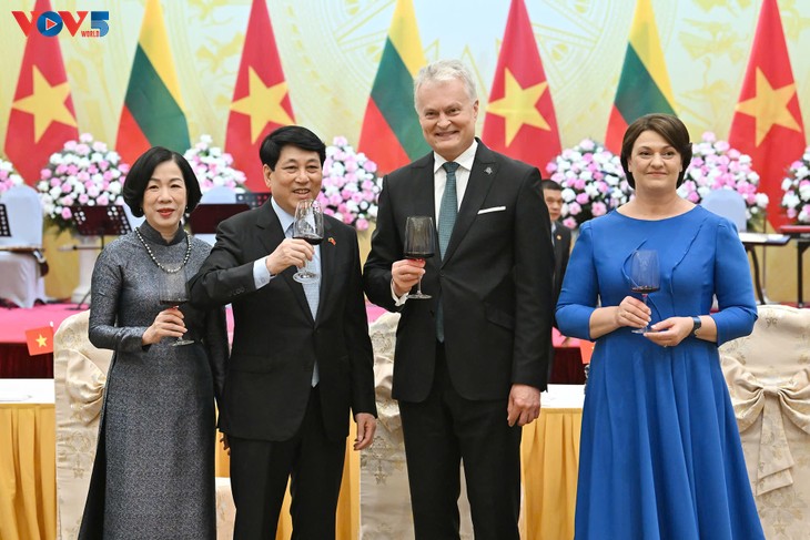 Vietnamese president praises Lithuanian leader’s visit at grand banquet  - ảnh 1
