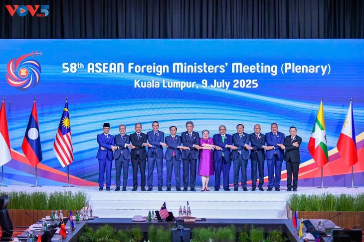 AMM 58: ASEAN consolidates unity, Vietnam co-chairs meetings - ảnh 1