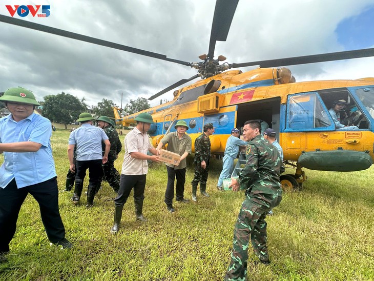 Deputy PM orders saving lives as he inspects flood-hit Dien Bien  - ảnh 2