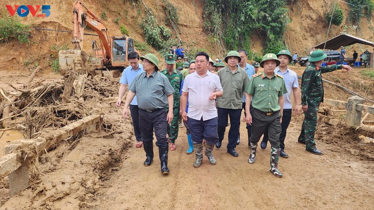 PM inspects flood-ravaged communes in Dien Bien, orders accelerated relief operations - ảnh 2