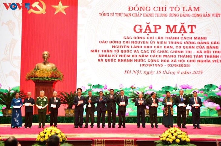 Party leader applauds tremendous dedication of revolutionary veterans  - ảnh 1