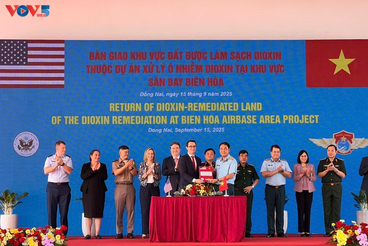 US Embassy hands over 6 hectares of dioxin-remediated land at Bien Hoa airbase area - ảnh 1