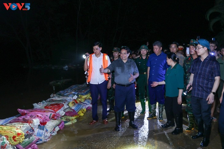 PM inspects flooded outskirts of Hanoi at night - ảnh 1