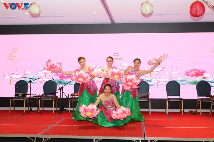 Lunar New Year get-together held for Vietnamese communities abroad  - ảnh 3