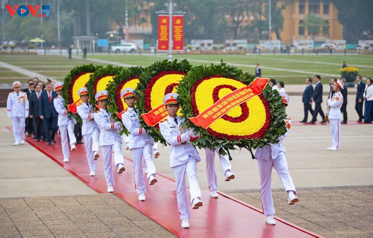 Party, State leaders pay tribute to President Ho Chi Minh on CPV founding anniversary  - ảnh 1