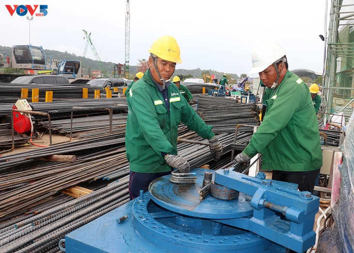 Thousands work through Tet holiday on APEC Phu Quoc mega-construction site - ảnh 2