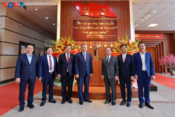 Party leader pays Tet visit to the Voice of Vietnam  - ảnh 1