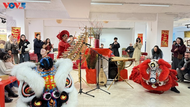 Spring market celebrates Vietnamese Tet in France - ảnh 1