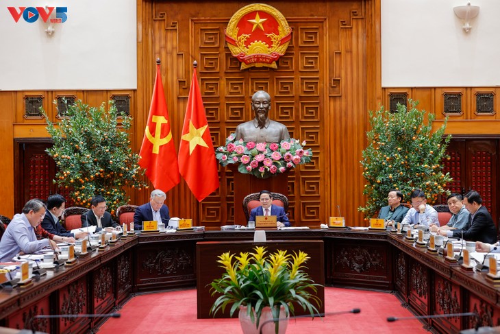 PM chairs meeting on 10% growth target, macroeconomic stabilization  - ảnh 1