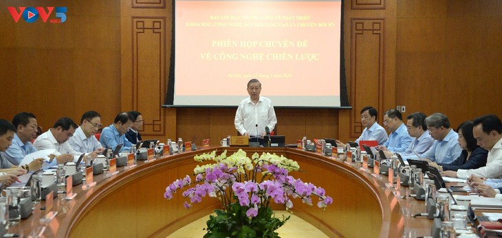 Party leader urges strategic technology development  - ảnh 1