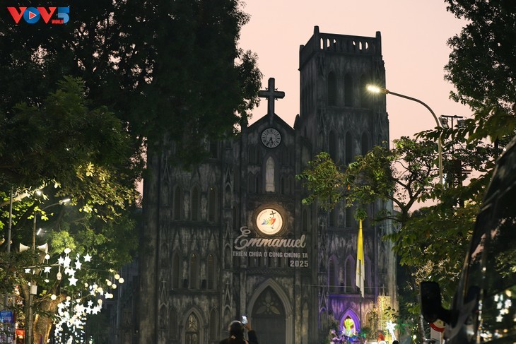 성탄절 앞둔 수도 하노이, 도심 곳곳 ‘빛의 풍경’ - ảnh 14