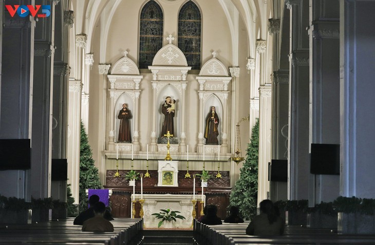 성탄절 앞둔 수도 하노이, 도심 곳곳 ‘빛의 풍경’ - ảnh 24