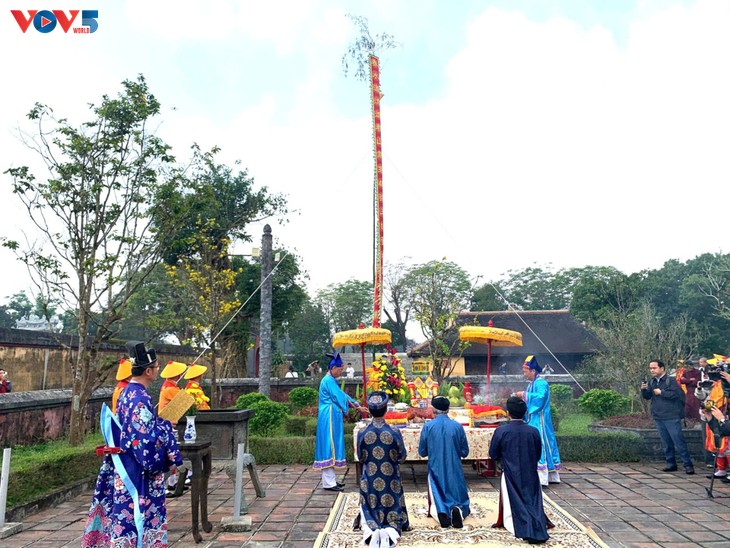 후에 황성, 설맞이 ‘네우(Nêu)’ 나무 세우기 의식 재현 - ảnh 1