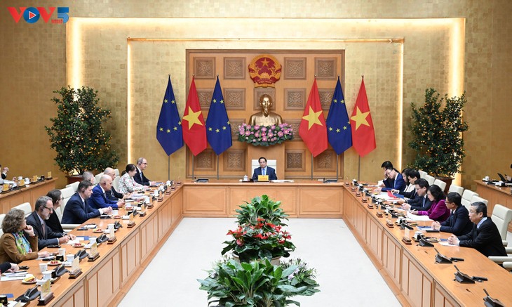 팜 민 찐 총리, EU 외교단 접견…베트남‧EU ‘포괄적 전략적 동반자 관계’ 이행 가속화 - ảnh 1