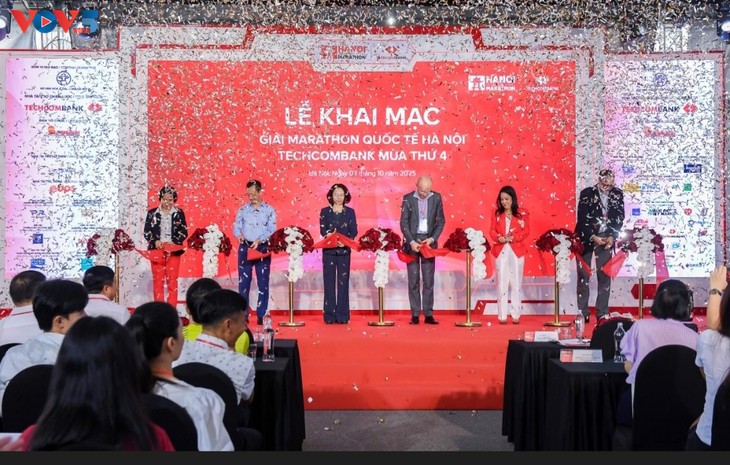 Завершился Международный марафон Techcombank Hanoi - 2025 - ảnh 1