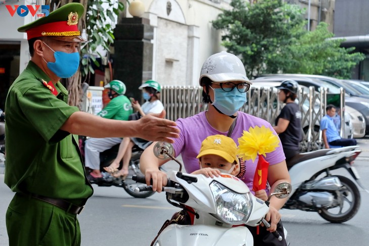 Long lanh ánh mắt trẻ thơ ngày khai giảng - ảnh 1