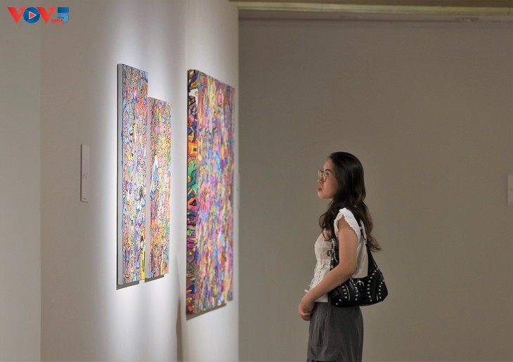 “Sao bốn cánh” - Dấu ấn cá nhân trong triển lãm đầu tay của nghệ sĩ trẻ Hoàng Anh Trung - ảnh 1