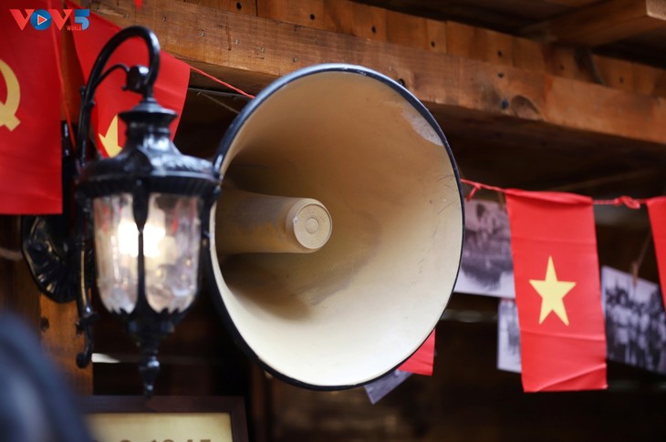 Hà Nội: Độc đáo quán cà phê trang trí cờ đỏ sao vàng kỷ niệm 80 năm Quốc khánh Việt Nam - ảnh 8