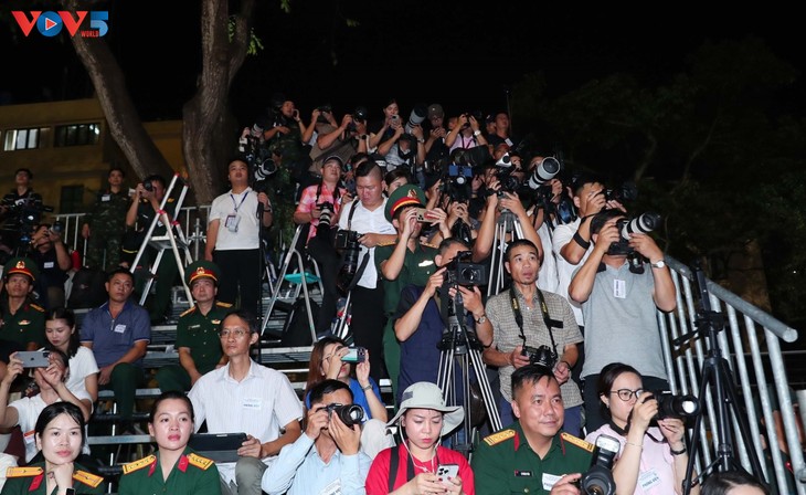 Khoảnh khắc phía sau ống kính: Nhà báo và 80 năm Quốc khánh - ảnh 2