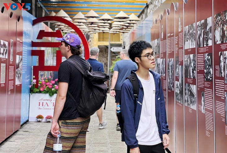 Trưng bày “Vang mãi khúc khải hoàn” khắc hoạ một Hà Nội hào hùng Ngày Giải phóng - ảnh 19