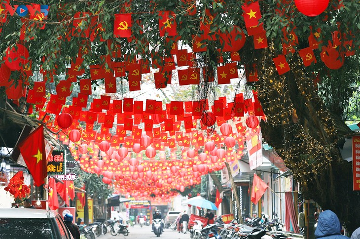 Không khí Tết rộn ràng khắp Việt Nam - ảnh 1
