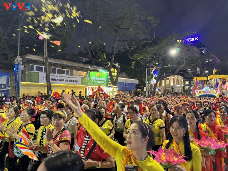 Rực rỡ đêm rước xá lợi Phật tại Hà Nội - ảnh 11