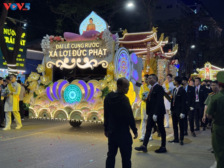Rực rỡ đêm rước xá lợi Phật tại Hà Nội - ảnh 1