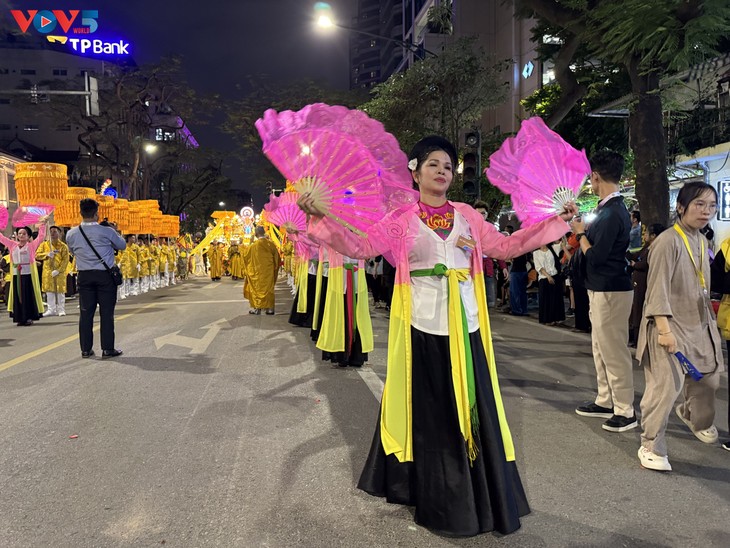 Rực rỡ đêm rước xá lợi Phật tại Hà Nội - ảnh 5