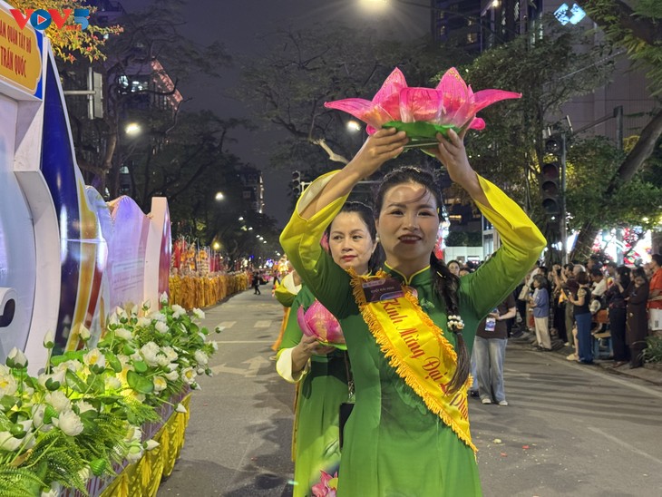 Rực rỡ đêm rước xá lợi Phật tại Hà Nội - ảnh 6
