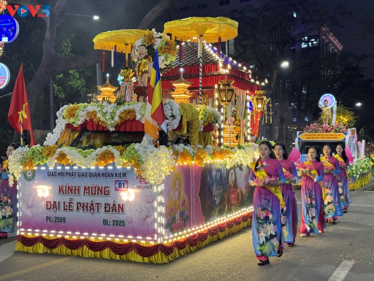 Rực rỡ đêm rước xá lợi Phật tại Hà Nội - ảnh 2