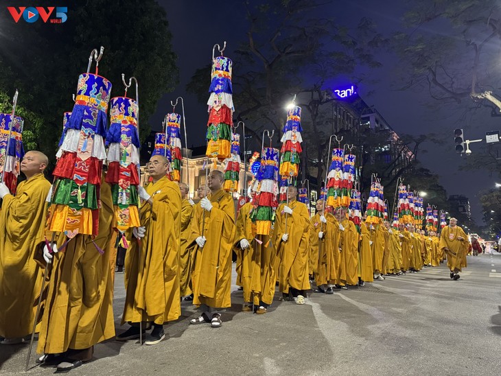Rực rỡ đêm rước xá lợi Phật tại Hà Nội - ảnh 10