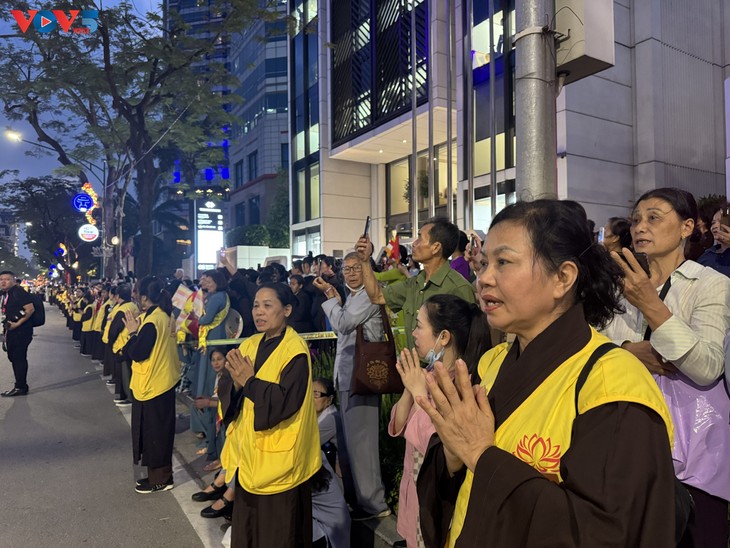 Rực rỡ đêm rước xá lợi Phật tại Hà Nội - ảnh 13