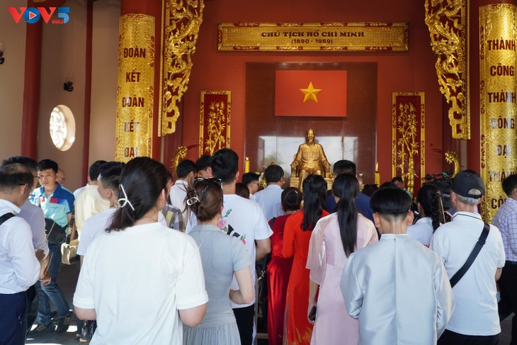 Cộng đồng người Việt tại Lào dâng hương tưởng niệm Chủ tịch Hồ Chí Minh - ảnh 1