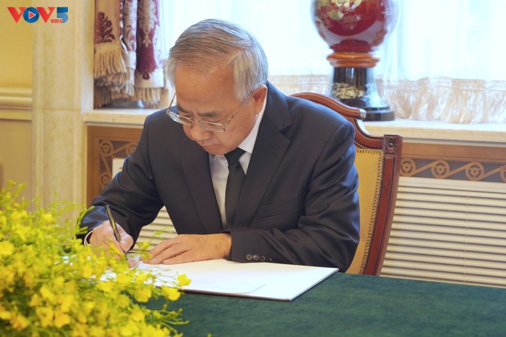 Phó Chủ tịch Chính hiệp toàn quốc Trung Quốc đến viếng nguyên Chủ tịch nước Trần Đức Lương - ảnh 1