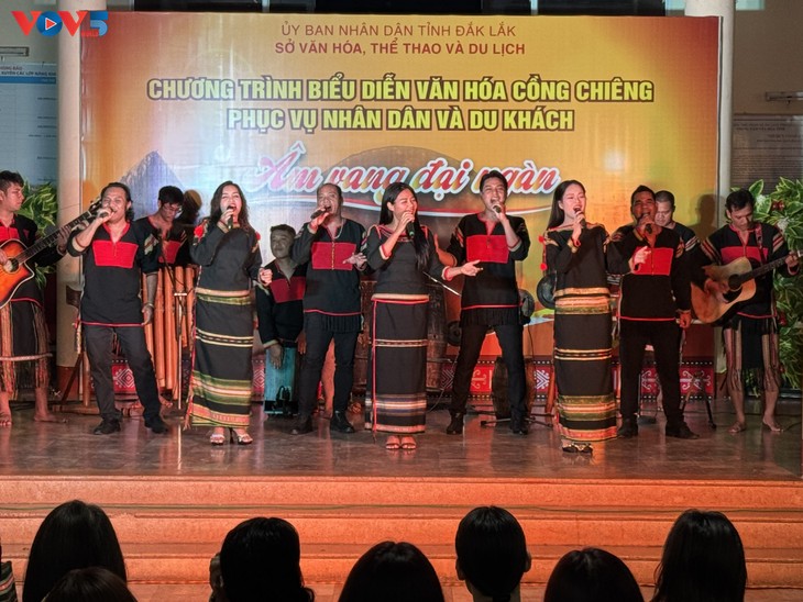  Đoàn Trại hè Việt Nam 2025 trao 70 triệu đồng hỗ trợ hộ nghèo buôn Tuôr B, xã Ea Na, tỉnh Đắk Lắk - ảnh 4