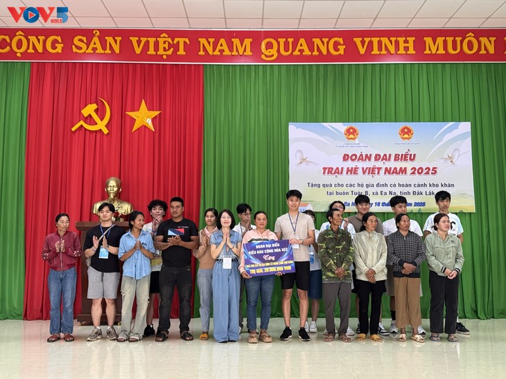  Đoàn Trại hè Việt Nam 2025 trao 70 triệu đồng hỗ trợ hộ nghèo buôn Tuôr B, xã Ea Na, tỉnh Đắk Lắk - ảnh 1