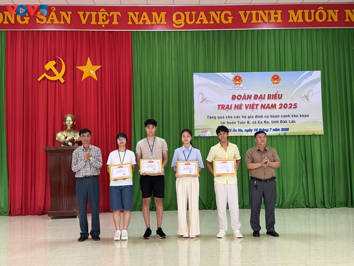  Đoàn Trại hè Việt Nam 2025 trao 70 triệu đồng hỗ trợ hộ nghèo buôn Tuôr B, xã Ea Na, tỉnh Đắk Lắk - ảnh 9