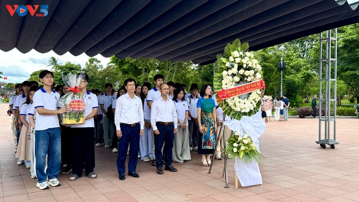 Thanh thiếu niên kiều bào dâng hương tưởng niệm tại Thành cổ Quảng Trị và Nghĩa trang liệt sĩ Trường Sơn - ảnh 1