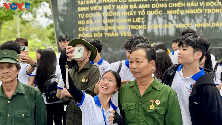Thanh thiếu niên kiều bào dâng hương tưởng niệm tại Thành cổ Quảng Trị và Nghĩa trang liệt sĩ Trường Sơn - ảnh 8