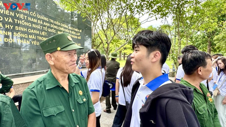 Thanh thiếu niên kiều bào dâng hương tưởng niệm tại Thành cổ Quảng Trị và Nghĩa trang liệt sĩ Trường Sơn - ảnh 7