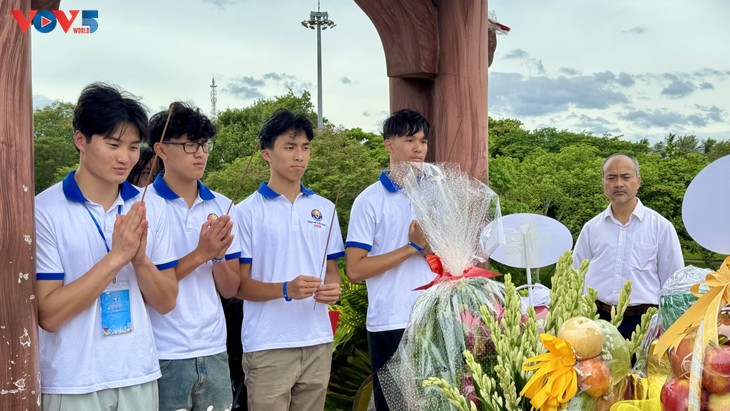 Thanh thiếu niên kiều bào dâng hương tưởng niệm tại Thành cổ Quảng Trị và Nghĩa trang liệt sĩ Trường Sơn - ảnh 11