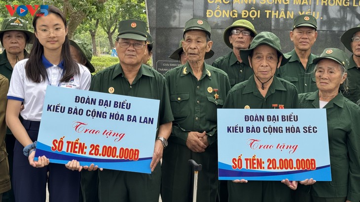 Thanh thiếu niên kiều bào dâng hương tưởng niệm tại Thành cổ Quảng Trị và Nghĩa trang liệt sĩ Trường Sơn - ảnh 5