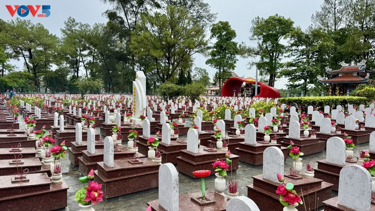 Thanh thiếu niên kiều bào dâng hương tưởng niệm tại Thành cổ Quảng Trị và Nghĩa trang liệt sĩ Trường Sơn - ảnh 12