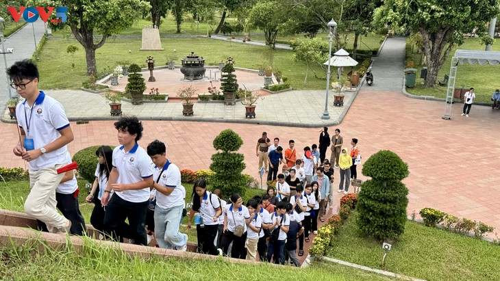 Thanh thiếu niên kiều bào dâng hương tưởng niệm tại Thành cổ Quảng Trị và Nghĩa trang liệt sĩ Trường Sơn - ảnh 10