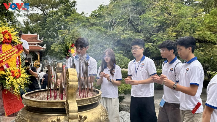 Thanh thiếu niên kiều bào dâng hương tưởng niệm tại Thành cổ Quảng Trị và Nghĩa trang liệt sĩ Trường Sơn - ảnh 15