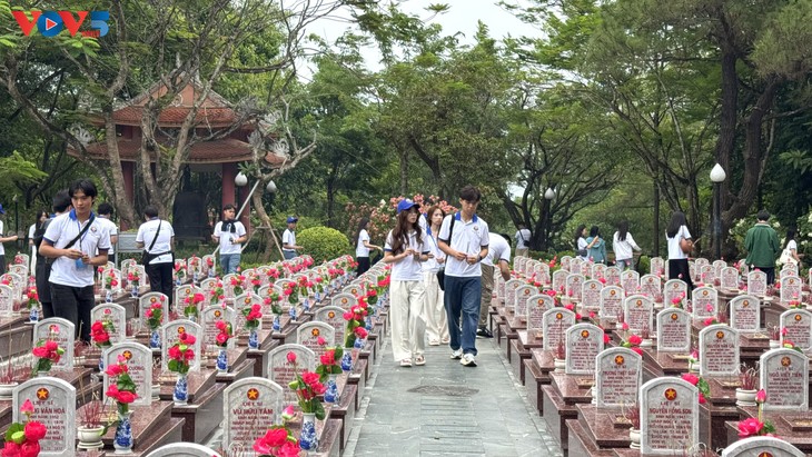 Thanh thiếu niên kiều bào dâng hương tưởng niệm tại Thành cổ Quảng Trị và Nghĩa trang liệt sĩ Trường Sơn - ảnh 17