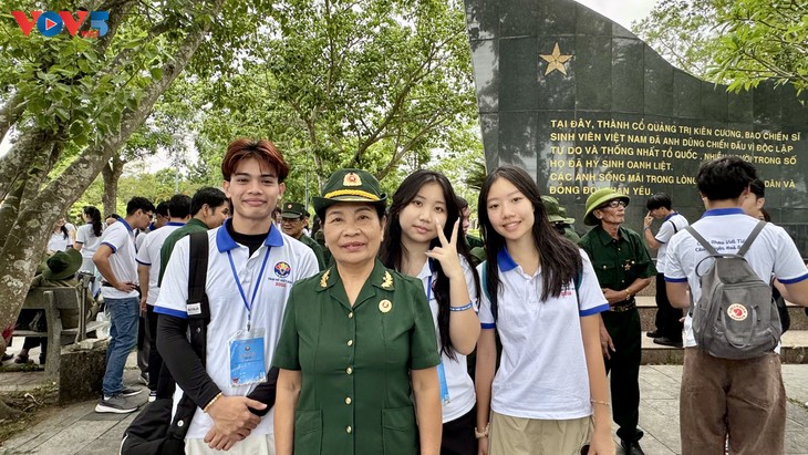 Thanh thiếu niên kiều bào dâng hương tưởng niệm tại Thành cổ Quảng Trị và Nghĩa trang liệt sĩ Trường Sơn - ảnh 6